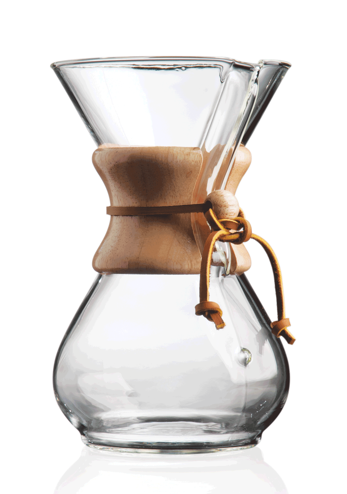 En Chemex kaffemaskine i klart glas med en trækrave og et læderslips står tomt på en hvid baggrund. Designet er elegant og funktionelt med en V-formet tud for nem hældning.