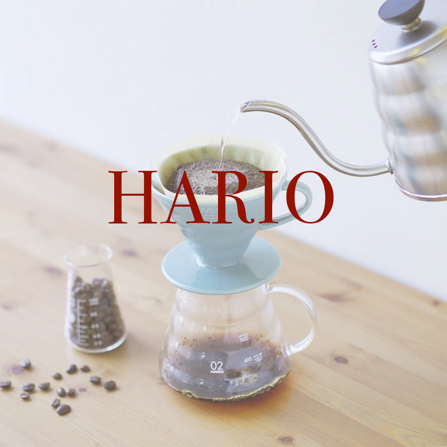 Hario kaffe drip med hældende kedel. Der brygges kaffe på billedet