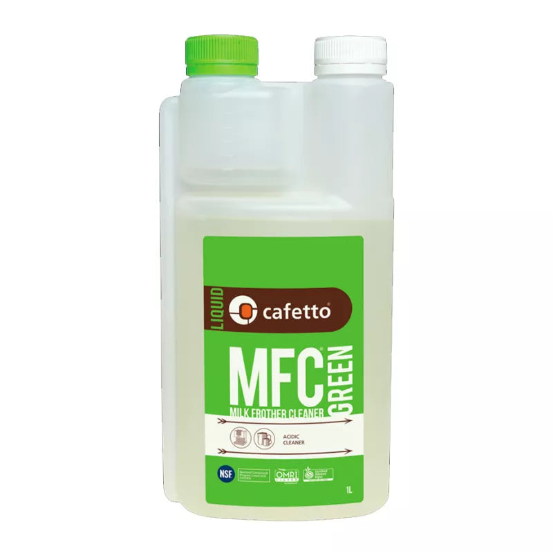 En 1-liters flaske Cafetto MFC Green Milk Frother Cleaner med en grøn og hvid etiket. Flasken har grønne og hvide låg på toppen til dispensering af væsken.