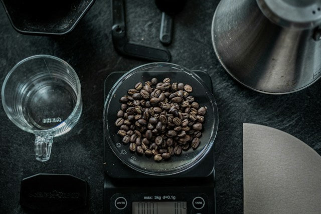 kaffebønner der ligger på en vægt