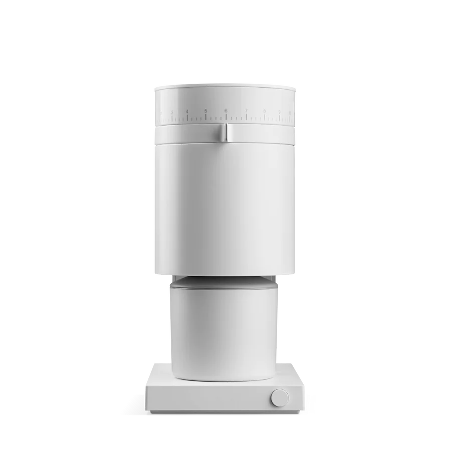 Fellow Opus Conical Burr Kværn, vist mod en almindelig sort baggrund, har et elegant minimalistisk cylindrisk design med antistatisk teknologi for ren betjening og præcisionsindstillinger via en kontrolknap og gradueret skala på den øverste halvdel.