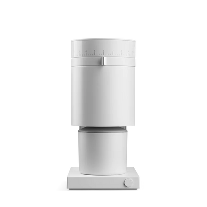 Fellow Opus Conical Burr Kværn, vist mod en almindelig sort baggrund, har et elegant minimalistisk cylindrisk design med antistatisk teknologi for ren betjening og præcisionsindstillinger via en kontrolknap og gradueret skala på den øverste halvdel.