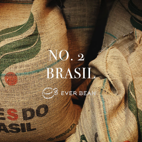 Sækkesække mærket "No. 02 Brasilen" og "EverBean", med grønne og røde designs, antyder den rige brasilianske oprindelse af denne kaffe. Pakket med portioner til en enkelt servering rummer de sandsynligvis de fineste Arabica-bønner til en udsøgt kaffeoplevelse.