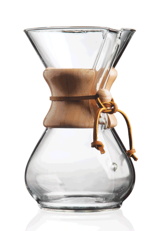 Chemex Classic Kaffebrygger 6-kopper (CM-6A) er en elegant, timeglasformet glaskaffemaskine med en trækrave og læderslips. Perfekt til manuel hældning, dets klare glas passer smukt sammen med de lysebrune træaccenter.