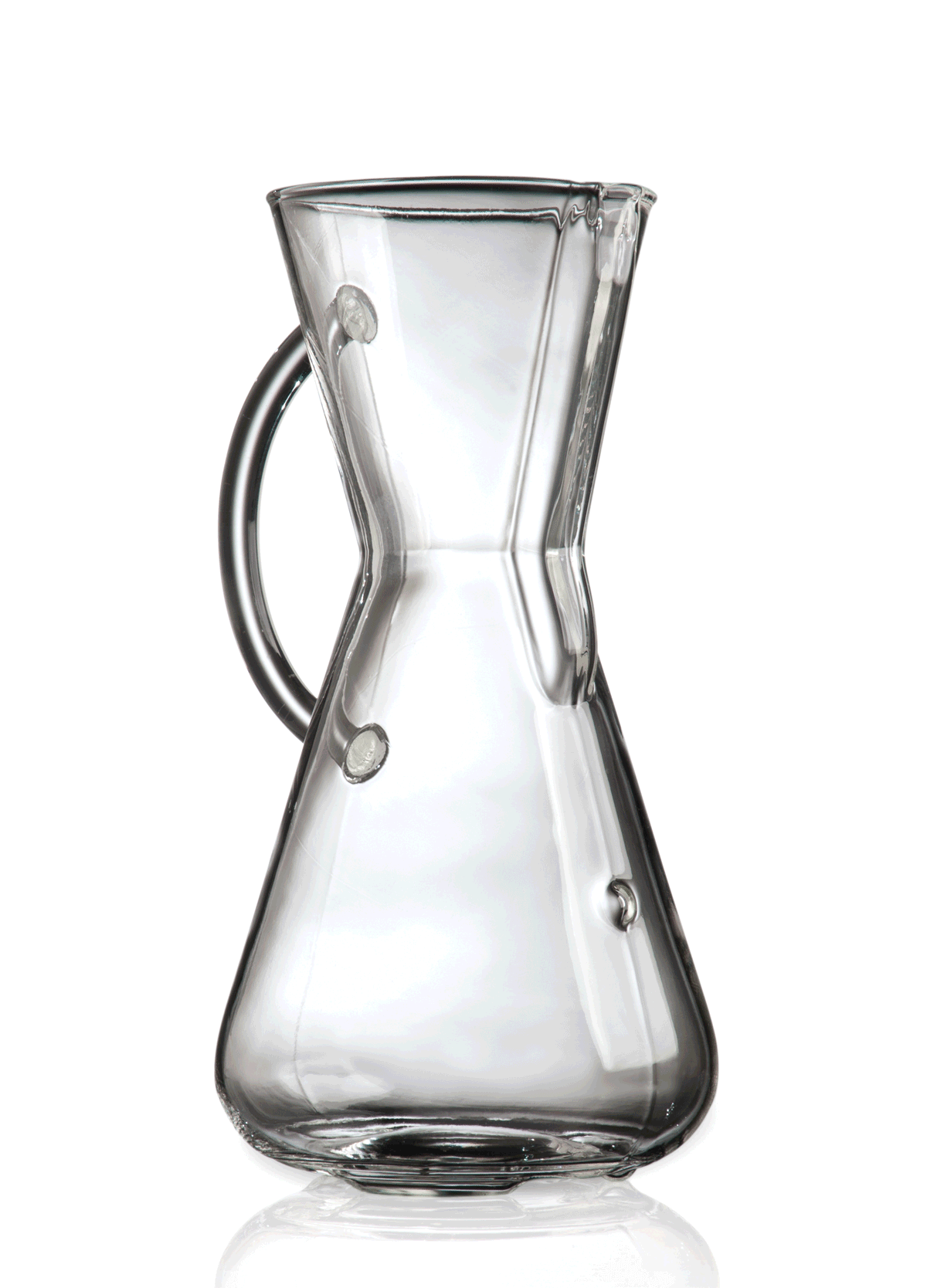 På en almindelig hvid baggrund viser Chemex Glass Kaffebrygger med håndtag (3 kopper, CM-1GH) sin karakteristiske timeglasform og sideløkkehåndtag, der legemliggør både elegance og funktionalitet i kunsten at hælde over kaffe.