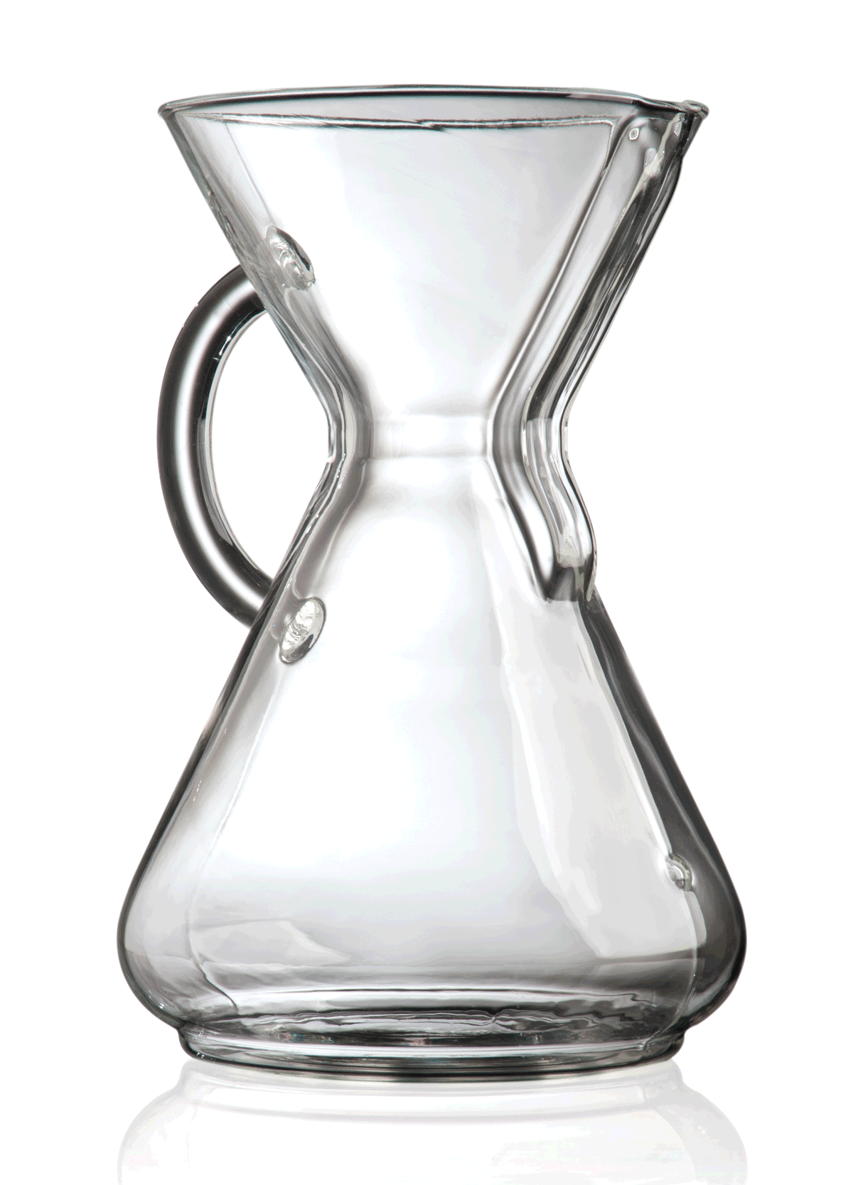 Chemex, Glas kaffebryggeren (CM-10GH) har en unik timeglasform med et enkelt håndtag på den ene side, der minder om dens glaskander, sat mod en almindelig hvid baggrund.