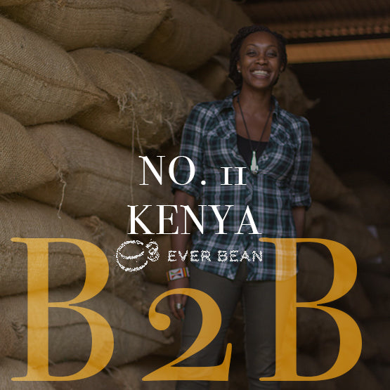 En smilende person står på et lager ved siden af stakke af store jute-sække. Teksten over billedet lyder "No. 11 · Kenya (b), EverBean." Rammerne antyder en kaffe- eller landbrugsstemning, hvor den rige duft af mellemmørk ristet Kenya kaffe fylder luften.