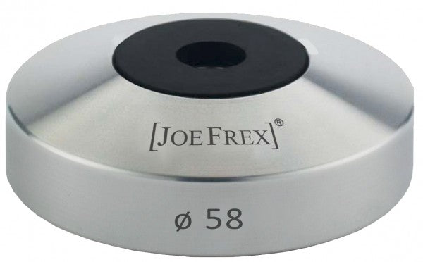 En sølv Joe Frex kaffetamper-base har en sort midte i den klassiske håndtag-stil med "Joe Frex" og "ø 58" på siden, hvilket understreger dens premium-status i 58 mm størrelseskategorien.