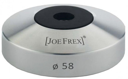 En sølv Joe Frex kaffetamper-base har en sort midte i den klassiske håndtag-stil med "Joe Frex" og "ø 58" på siden, hvilket understreger dens premium-status i 58 mm størrelseskategorien.