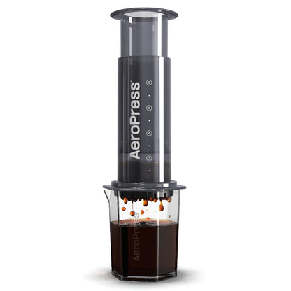 En AeroPress, XL kaffebrygger fra Aeropress er placeret over et gennemsigtigt krus, der demonstrerer kaffeoplevelsen, når kaffen drypper ind. Dens slanke sorte design har logoet og tilbyder forbedret 3-i-1 bryggeteknologi til hver bryg.