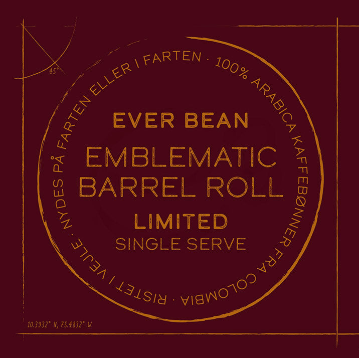 Et brunt firkantet billede med et cirkulært design har teksten "EverBean Single Serve (w) Limited Edition" og udenlandsk tekst, der fremhæver 100 % Arabica-kaffe fra Colombias specialkaffe, sammen med geografiske koordinater.