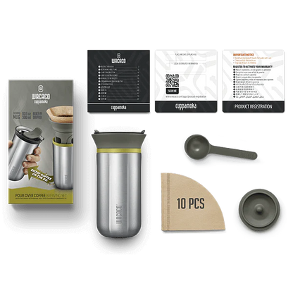 Wacacos Cuppamoka bærbare pour-over-kaffemaskine inkluderer et rustfrit stålkrus, filterholder, scoop, 10 papirfiltre og instruktioner i produktæsken. Kruset har en metalfinish med et grønlig-grå låg.