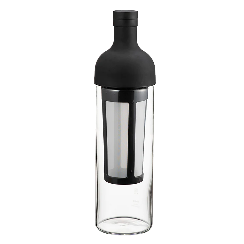 Hario Cold Brew Coffee Filter-in Bottle, med dets sorte silikonelåg og integrerede mesh-filter, kan prale af et slankt cylindrisk design, der er ideelt til dem, der værdsætter form og funktion.