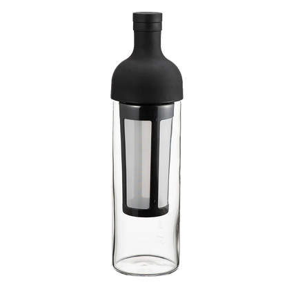 Hario Cold Brew Coffee Filter-in Bottle, med dets sorte silikonelåg og integrerede mesh-filter, kan prale af et slankt cylindrisk design, der er ideelt til dem, der værdsætter form og funktion.