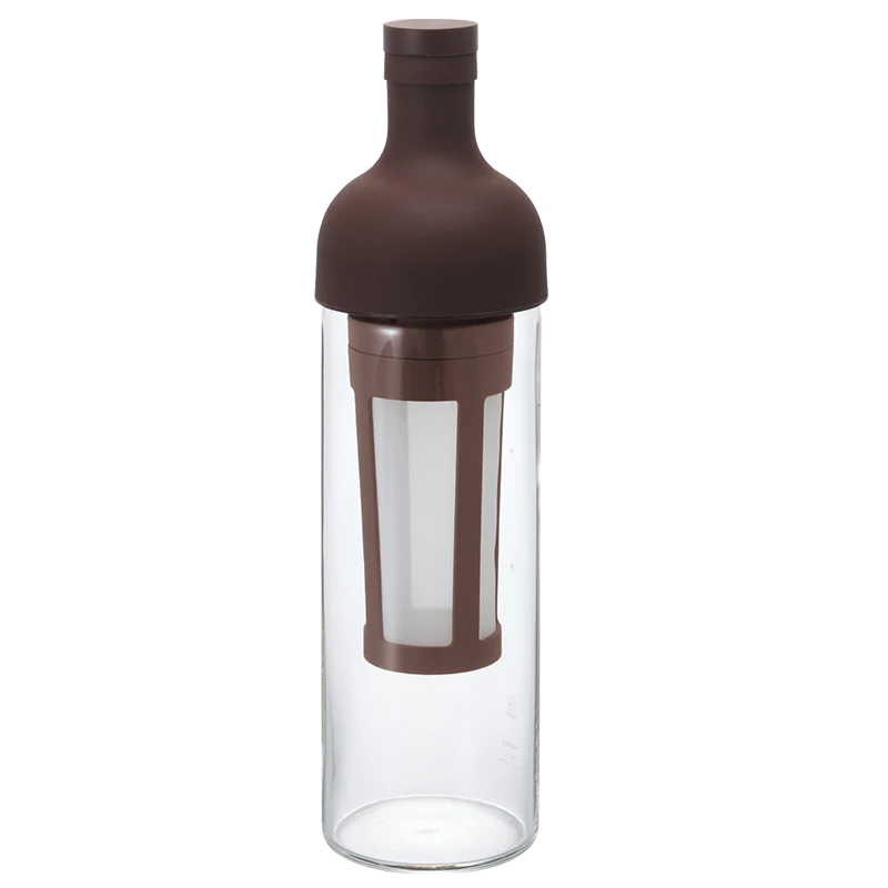 Hario Cold Brew Coffee Filter-in Bottle fra Hario har et klart glasdesign, et brunt låg og et integreret kaffefilter. Dens slanke cylindriske form er perfekt til at brygge kolde drikke uden besvær.