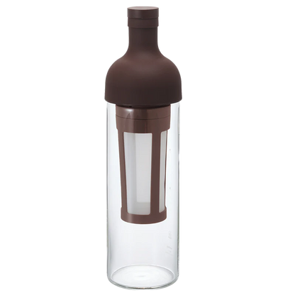 Hario Cold Brew Coffee Filter-in Bottle fra Hario har et klart glasdesign, et brunt låg og et integreret kaffefilter. Dens slanke cylindriske form er perfekt til at brygge kolde drikke uden besvær.