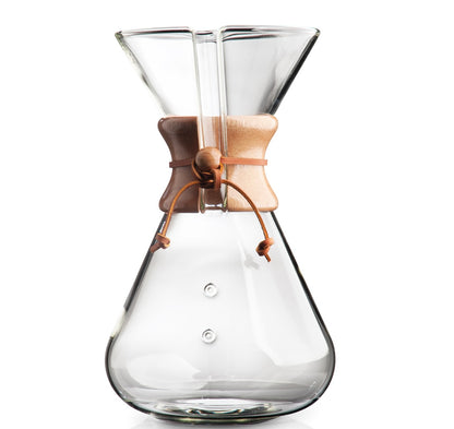 Chemex, Håndlavet Glas Kaffebrygger 13-kopper (CM-4) er en gennemsigtig pour-over kaffemaskine med en trækrave og læder binde, med en timeglas form designet til håndlavet brygning ved hjælp af pour-over teknik, smukt vist på en hvid baggrund.