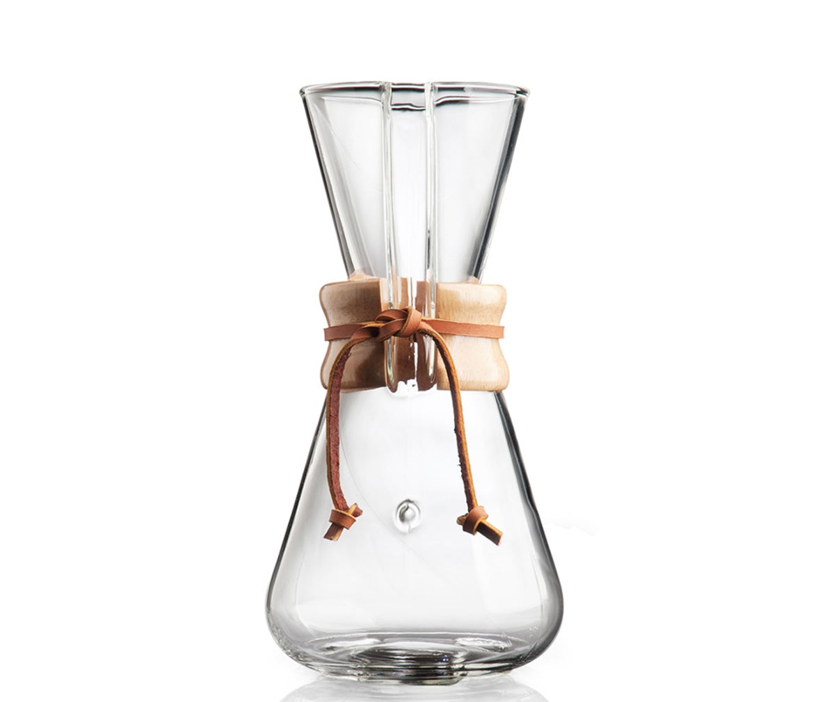 Chemex, Classic Kaffebrygger 3-kopper (CM-1C) har et klart glasdesign med en trækrave og læderrem, der tilbyder en timeglasform, der er ideel til pour-over brygningsteknik.