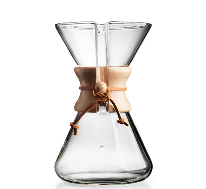 Chemex 8-kopper kaffebrygger (CM-3) fra Chemex, lavet af klart glas og med en trækrave med læderbinder, er lavet til håndlavet pour-over teknik.