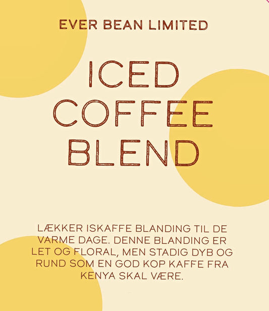 Tekst på en beige og gul baggrund lyder: "EverBean. ICED Coffee Blend." Nedenfor fremhæver den danske beskrivelse den som en lækker iskaffe til varme dage, lavet af 100% Arabica bønner. Det er let, blomstret, men alligevel dybt og afrundet og inkarnerer essensen af en fantastisk kenyansk kold bryg.