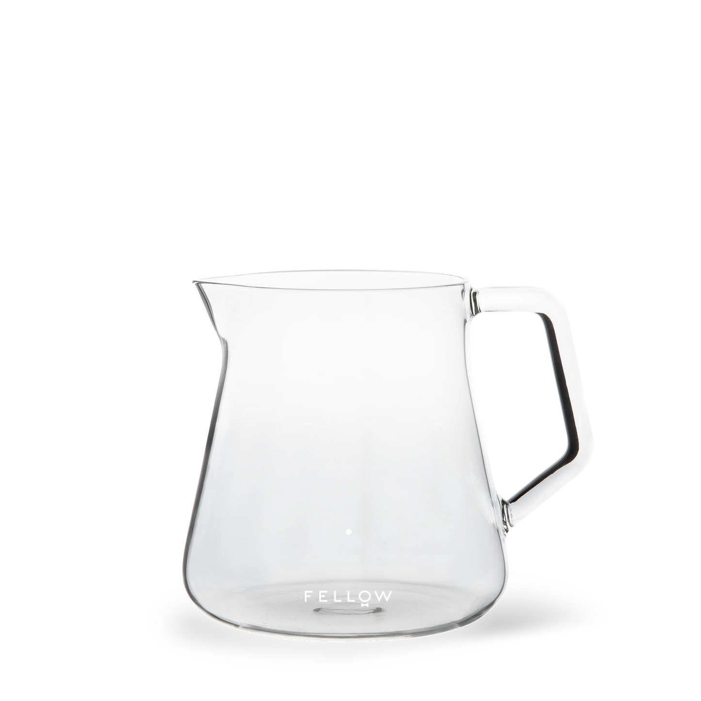 Fellow Mighty Small Glas Karaffel, en gennemsigtig glaskande med et slankt moderne design, er ideel til kaffeentusiaster. Med sin brede base og smalle tud komplementerer den Stagg [X] Drypperens pour over filterholderen. "Fellow" er elegant printet nær bunden.