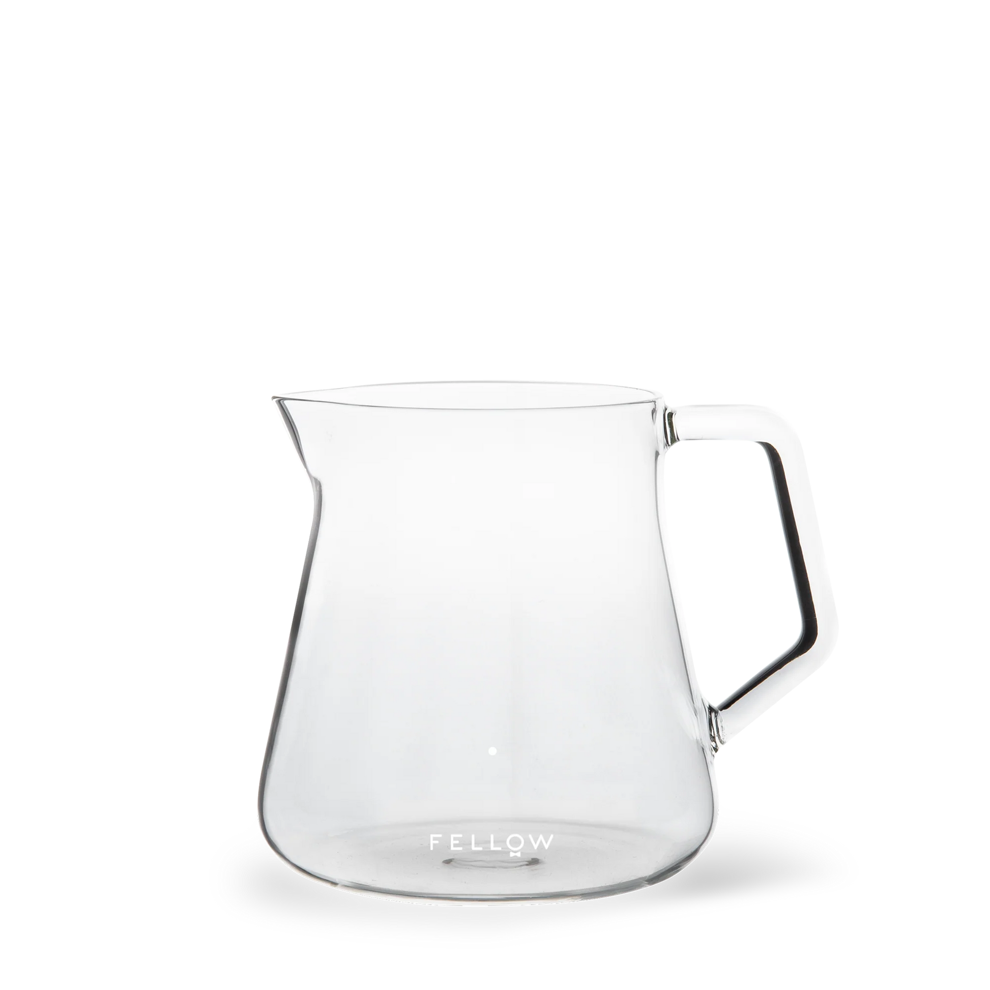 Fellow Mighty Small Glas Karaffel, en gennemsigtig glaskande med et slankt moderne design, er ideel til kaffeentusiaster. Med sin brede base og smalle tud komplementerer den Stagg [X] Drypperens pour over filterholderen. "Fellow" er elegant printet nær bunden.