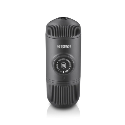 En kompakt sort Wacaco Nanopresso står oprejst med en cylindrisk form, ribbede ender og centralt cirkulært kontrolområde med ikoner og Wacaco-logoet, designet til optimal kaffeudvinding.