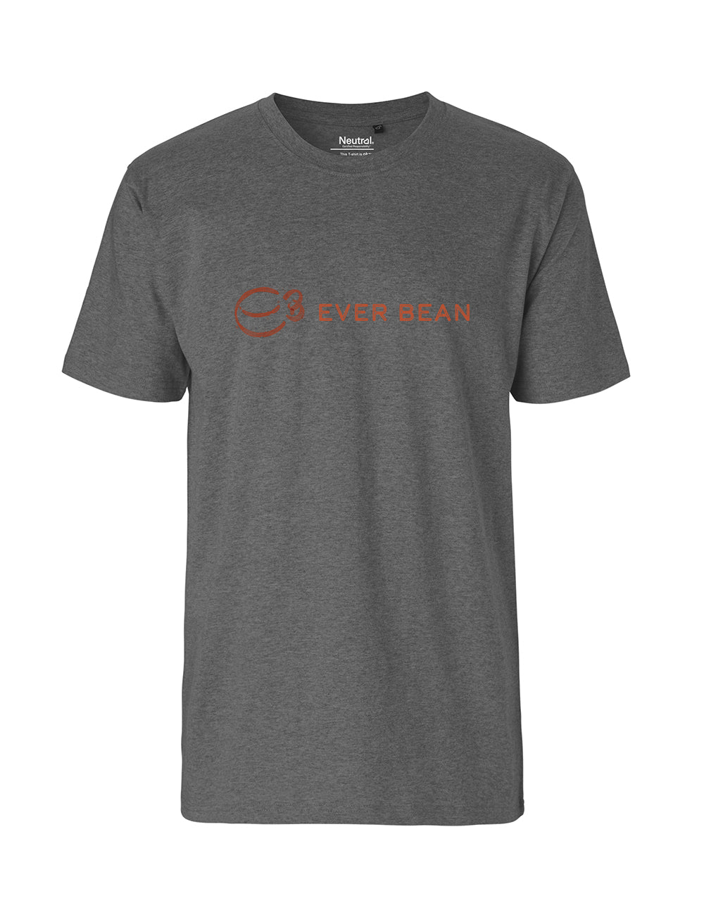 Neutral Fit-Tee til mænd er en grå T-shirt lavet af fairtrade bomuld, med et orange "EVER BEAN" logo foran. Det er præsenteret på en almindelig hvid baggrund, hvilket understreger dets etiske certificeringer.