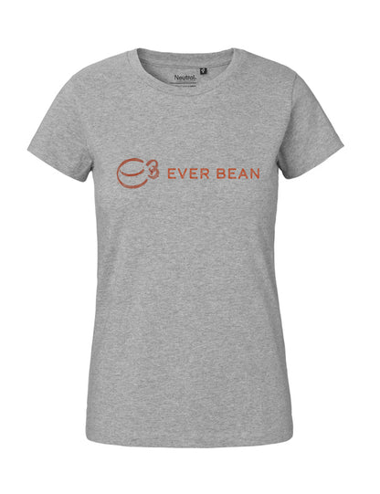 Neutral Tee Dame er en grå T-shirt med "C3 EVER BEAN" og et orange kaffekoplogo på brystet, lavet af Fairtrade-bomuld til etisk brug. Det er certificeret tøj og fås med levering om 2-3 uger.