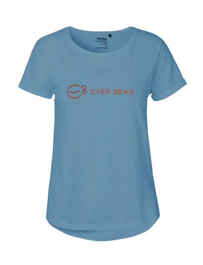 Neutral, Roll Tee, Dame er en lyseblå kortærmet t-shirt lavet af fairtrade bomuld. Den har "EVER BEAN" i orange og et cirkulært logo med et stiliseret bønnedesign, der tilbyder både komfort og bæredygtighed.