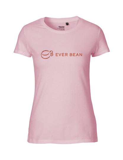 Neutral, Fit Tee, Dame fra Neutral er en pink Fairtrade bomuld T-shirt med "Ever Bean"-logoet i brunt over brystet og et stiliseret kaffekopdesign til venstre, vist mod en almindelig hvid baggrund.