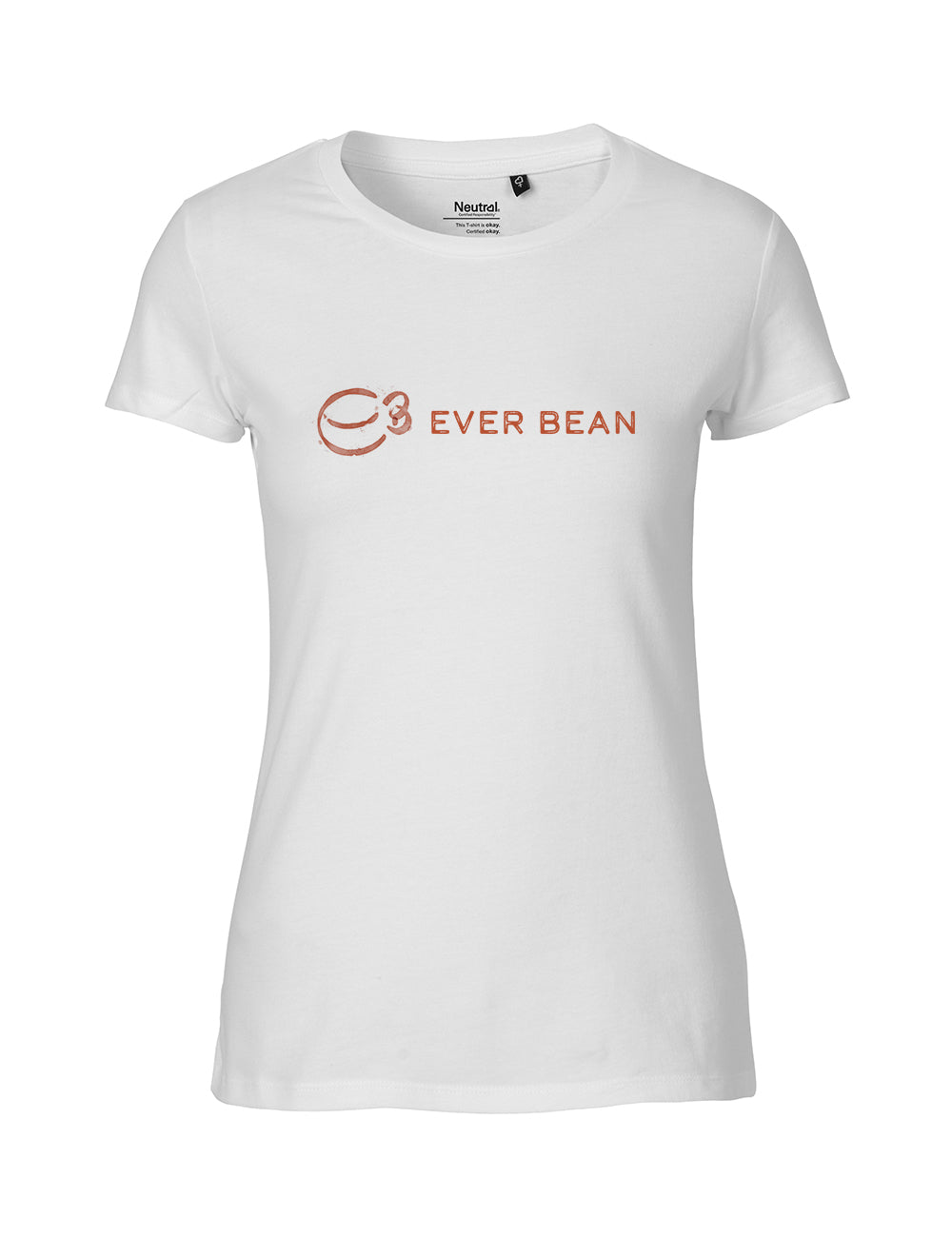 Hvid T-shirt fra Neutral, med et brunt kaffekoplogo og "EVER BEAN" med brune bogstaver. Indvendigt står der "Neutralt tøj", der noterer dets Fairtrade-bomuld og certificeringer. Fremstillet i Indien. Produkt: Neutral, Fit Tee, Dame. Mærke: Neutral.