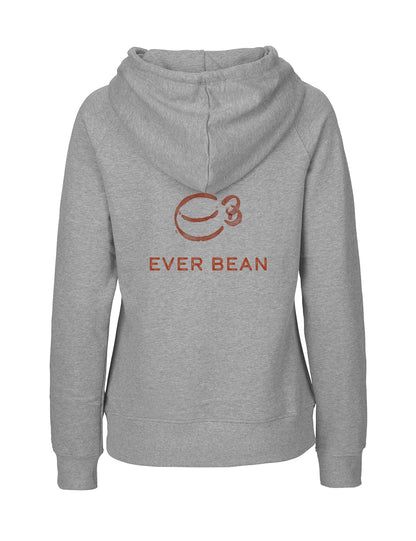 Set bagfra af en Neutral, Hoodie, Dame i grå fairtrade-bomuld, med et centreret brunt "EVER BEAN"-logo med en stiliseret kaffebønne på dette Neutral-certificerede tøj.