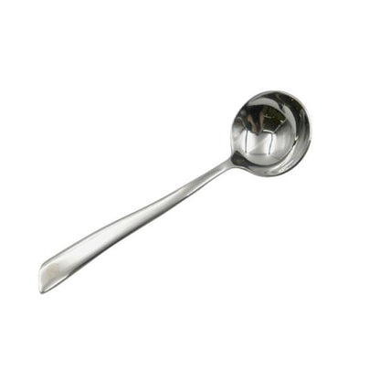 Rhino Coffee Gear Professional Cupping Spoon i stål er en skinnende, metallisk øse med et glat, aflangt håndtag, ideel til servering af aromatiske supper eller smagsprøver, sat mod en hvid baggrund.