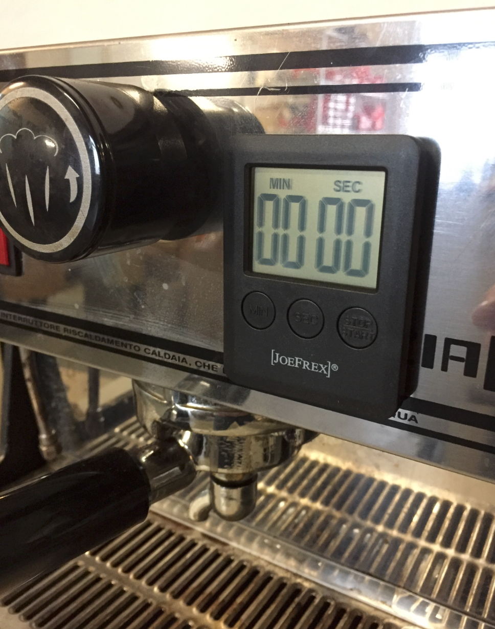 Joe Frex, Timer med display kaffemaskine har en LCD, der viser 00:00 og en digital timer på fronten. Den inkluderer et portafilter og metallisk drypbakke, perfekt til præcisionselskende kaffetilbehør-entusiaster.