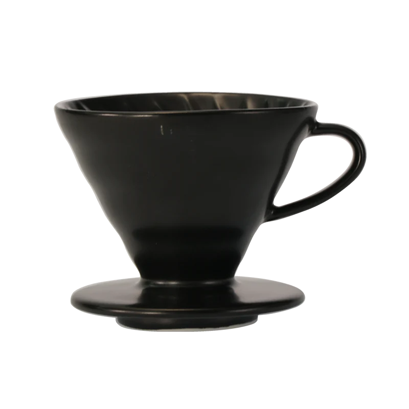 Hario Keramisk Drip Tragt er en sort, konisk kaffedrypper med sidehåndtag, perfekt til præcis kaffeekstraktion i pour-over brygning. Dens design ligner HARIO V60 og har en flad base for stabilitet på kopper eller kander, hvilket giver enestående smagskontrol.