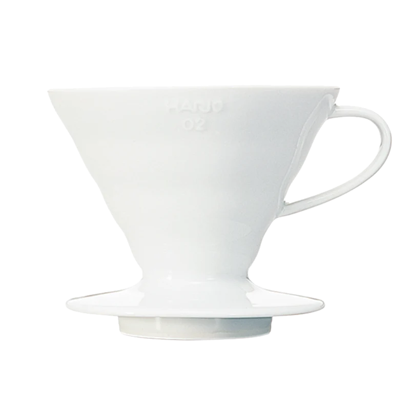 Hario Keramisk Drip Tragt er en hvid keramisk pour-over kaffedrypper med håndtag og bred bund, perfekt til manuel kaffeekstraktion og dem, der sætter pris på at brygge i den ikoniske HARIO V60 stil.