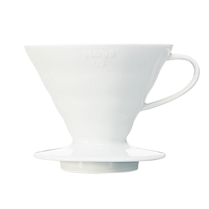 Hario Keramisk Drip Tragt er en hvid keramisk pour-over kaffedrypper med håndtag og bred bund, perfekt til manuel kaffeekstraktion og dem, der sætter pris på at brygge i den ikoniske HARIO V60 stil.