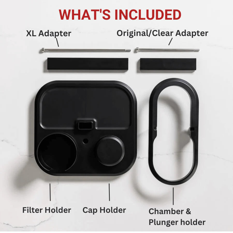 Set ovenfra af sorte komponenter mærket "Hvad er inkluderet": XL-adapter, original/klar adapter, filterholder, hætteholder og kammer- og stempelholder. AeroPress Organizer fra Aeropress er en ideel køkkenbordløsning til dine kaffepresseopbevaringsbehov.