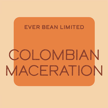 En cremebaggrund har en orange firkant med afrundede kanter, der viser brun tekst, der lyder "EverBean Limited, Colombian Maceration", hvilket tilbyder en eksklusiv kaffeoplevelse.