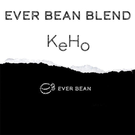 Tekst på en opdelt sort-hvid baggrund lyder "KeHo" og "EverBean" i en håndskrevet stil. Et lille cirkulært logo nedenfor siger "Ever Bean", hvilket tyder på rige smag fra Honduras og Kenya, ideel til kaffeentusiaster.