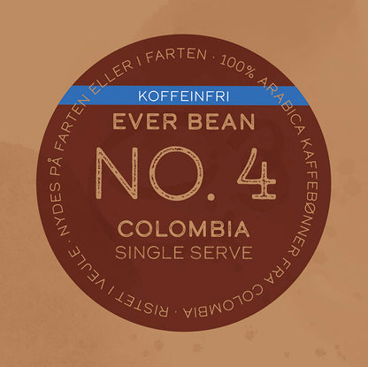 På en cirkulær brun baggrund: "EverBean Single Serve" er centreret; et blåt bånd på toppen lyder "Koffeinfri." Omkransende tekst siger, "100% Arabica kaffebønner fra Colombia, Specialkaffe.