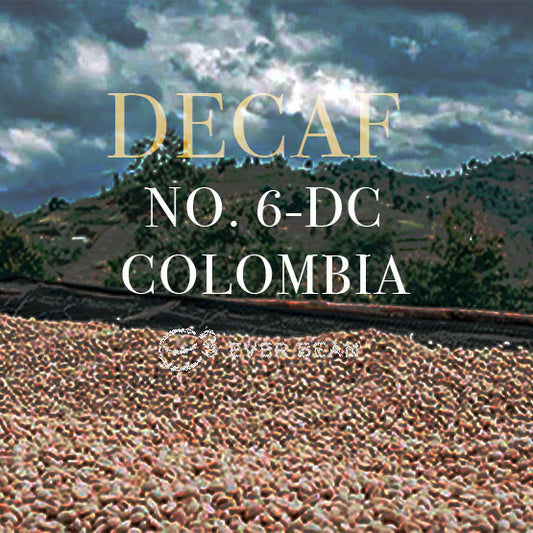 Et nærbillede af koffeinfrie bønner, der tørrer under en overskyet himmel, med teksten "No. 06-DC · Colombia Dark Roast, Decaf" med store bogstaver over "EverBean." Bakker rejser sig i baggrunden, hvilket antyder oprindelsen af denne enestående colombianske kaffe.